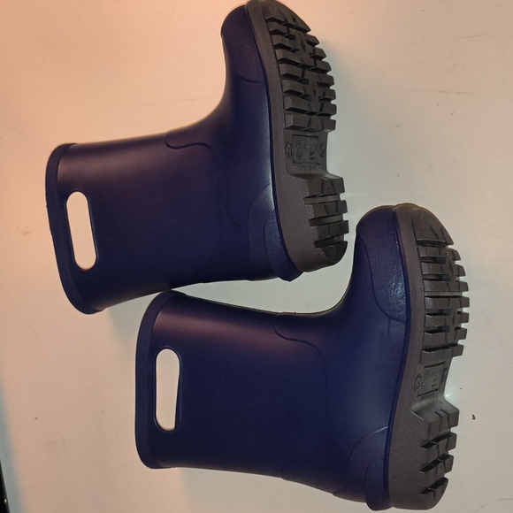 Size 5 rain boots - Picture 3 of 3